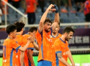 开云体育入口-球队中场核心遭罚，大战或受影响