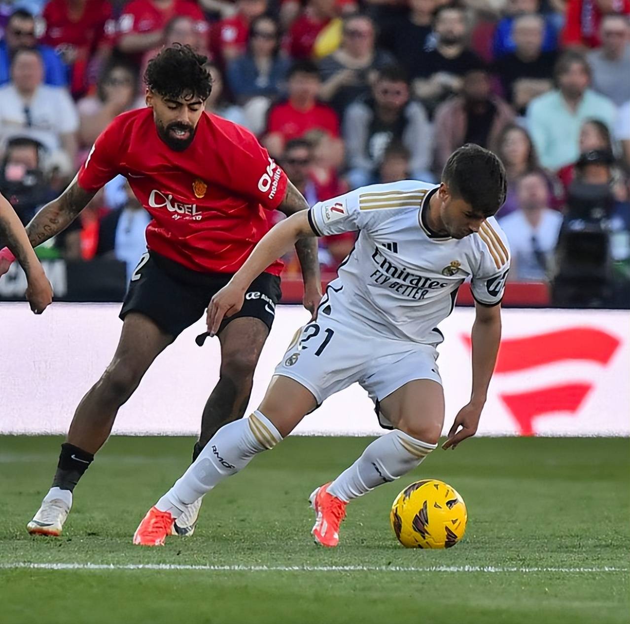 顶级豪门对碰,欧洲足球赛场酣畅淋漓的简单介绍 顶级豪门对碰,欧洲足球赛场酣畅淋漓的简单介绍