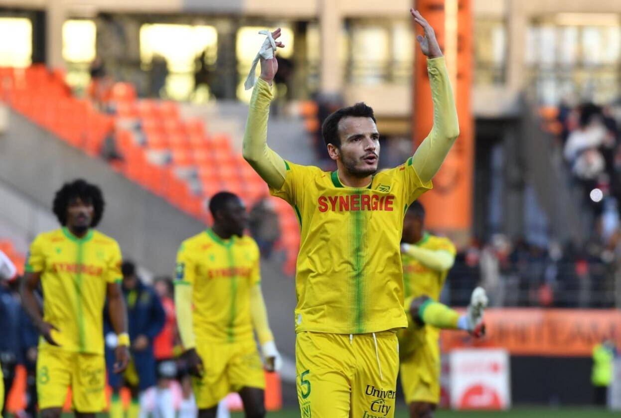 包含南特客场逼平雷恩，保持中游形势的词条