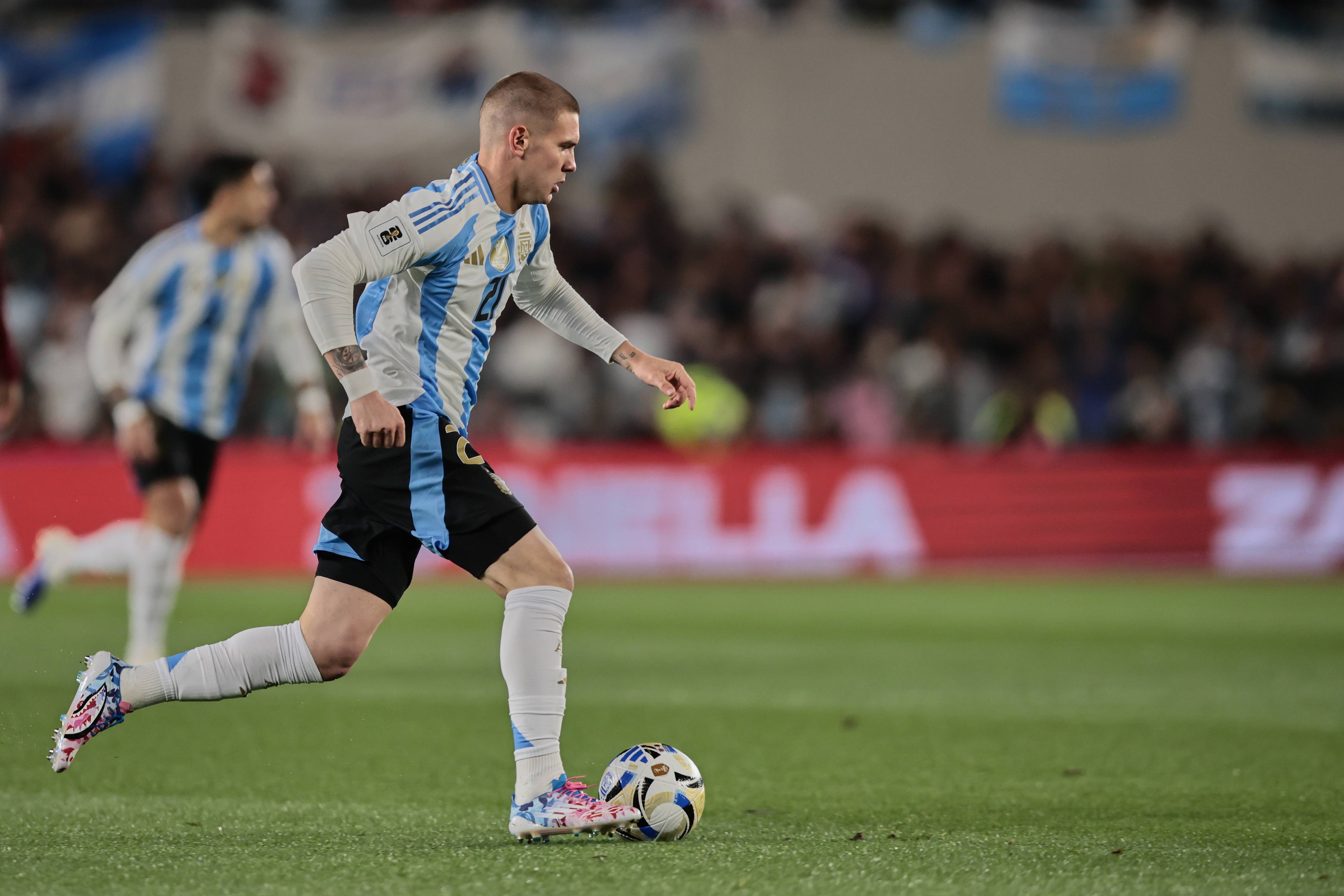 包含委内瑞拉男子篮球队在比赛中实现全胜的词条