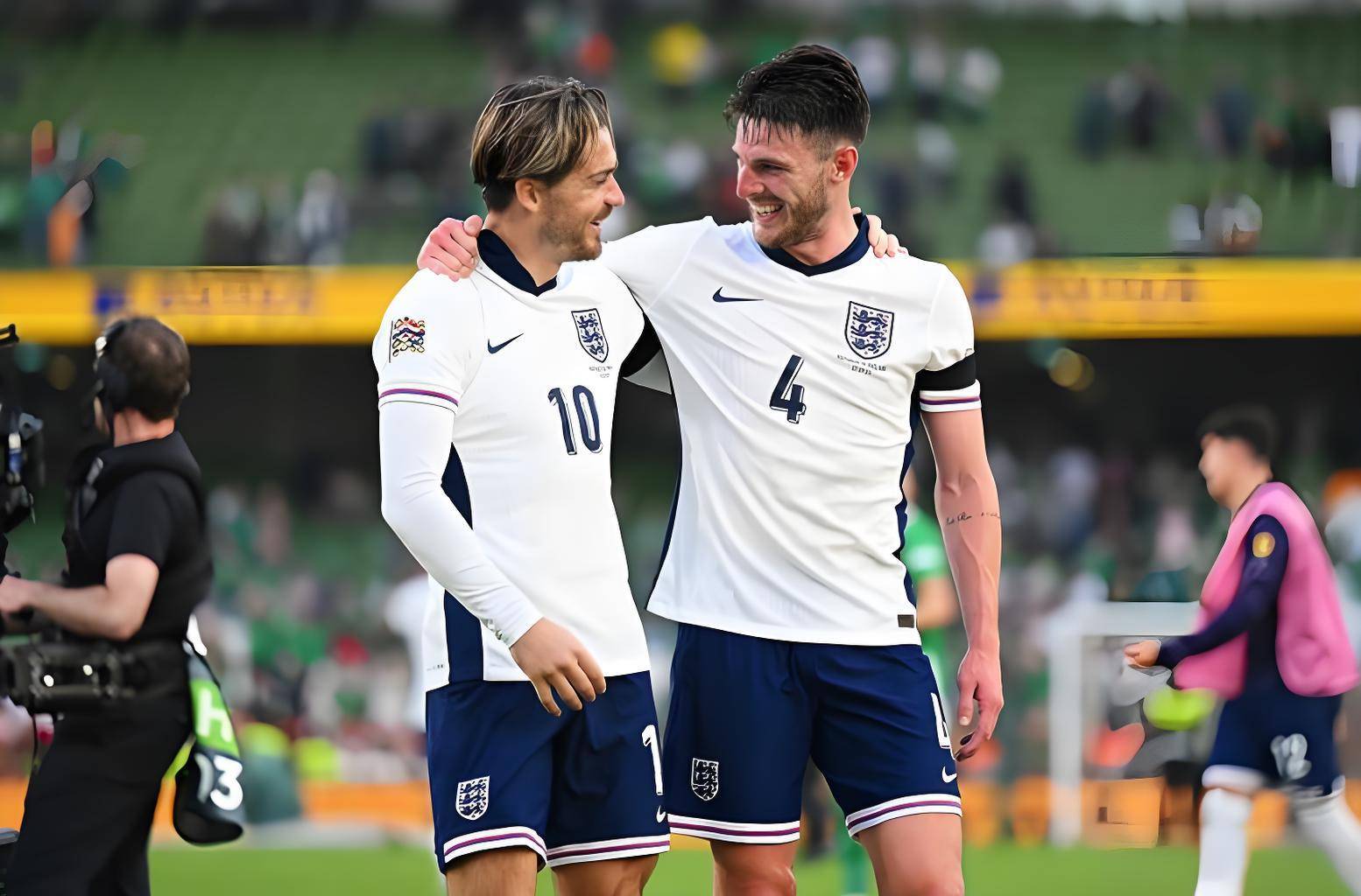 包含英格兰锋线火力强劲，轻松挺进淘汰赛的词条