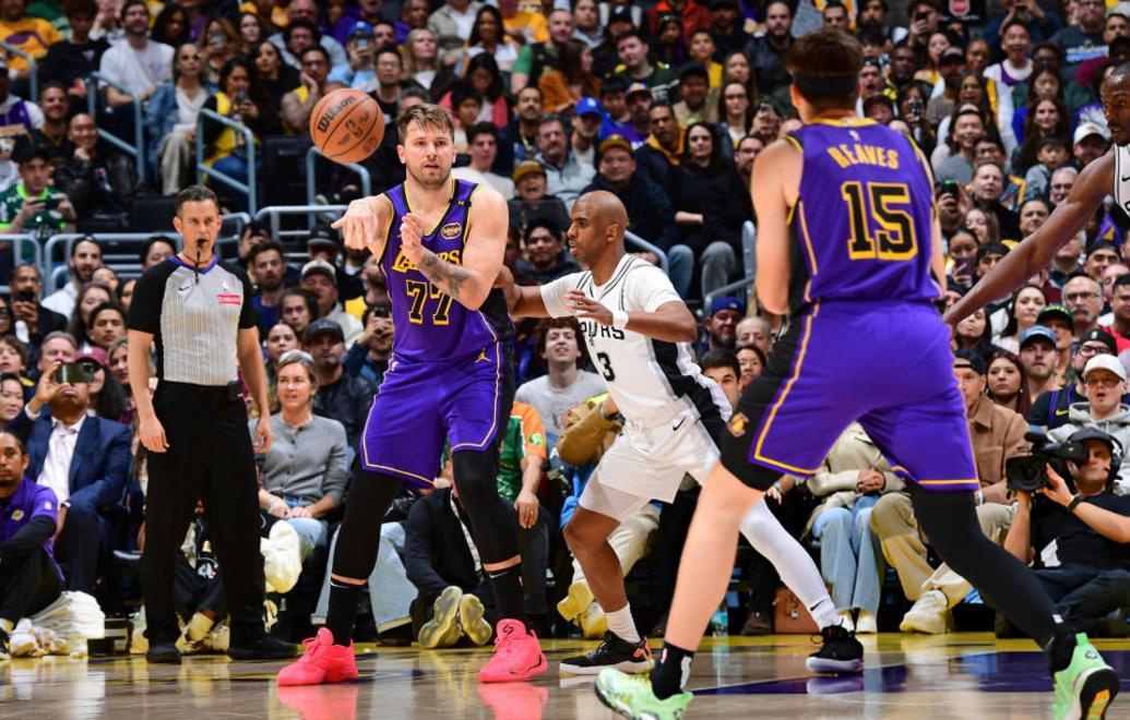 马刺逆转深圳队，东契奇点燃赛场