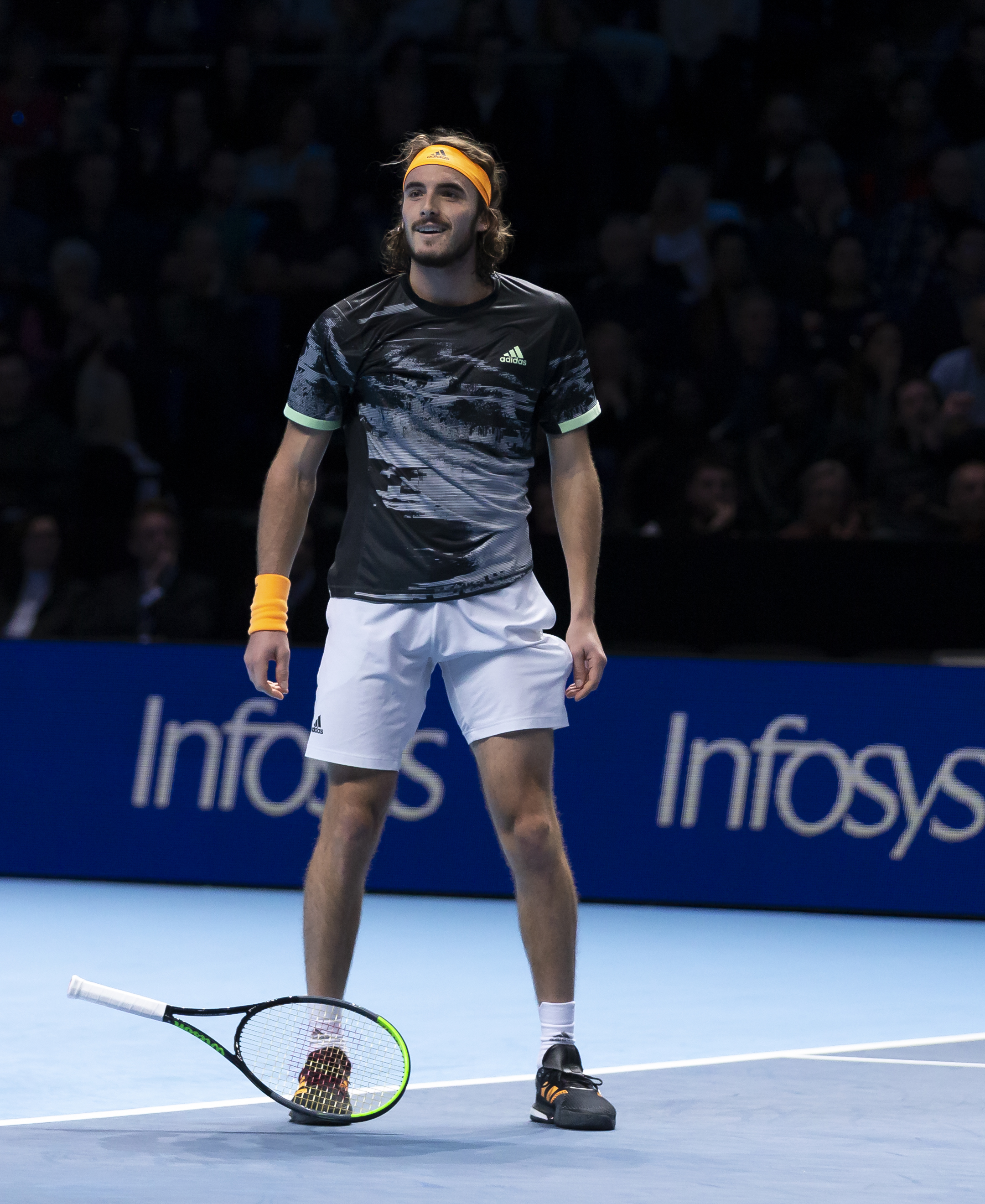 包含英国网球队完胜世界网球队，西西帕斯高光表现的词条