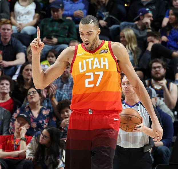 包含凯尔特人B队强势日本男篮，戈贝尔统治全场的词条