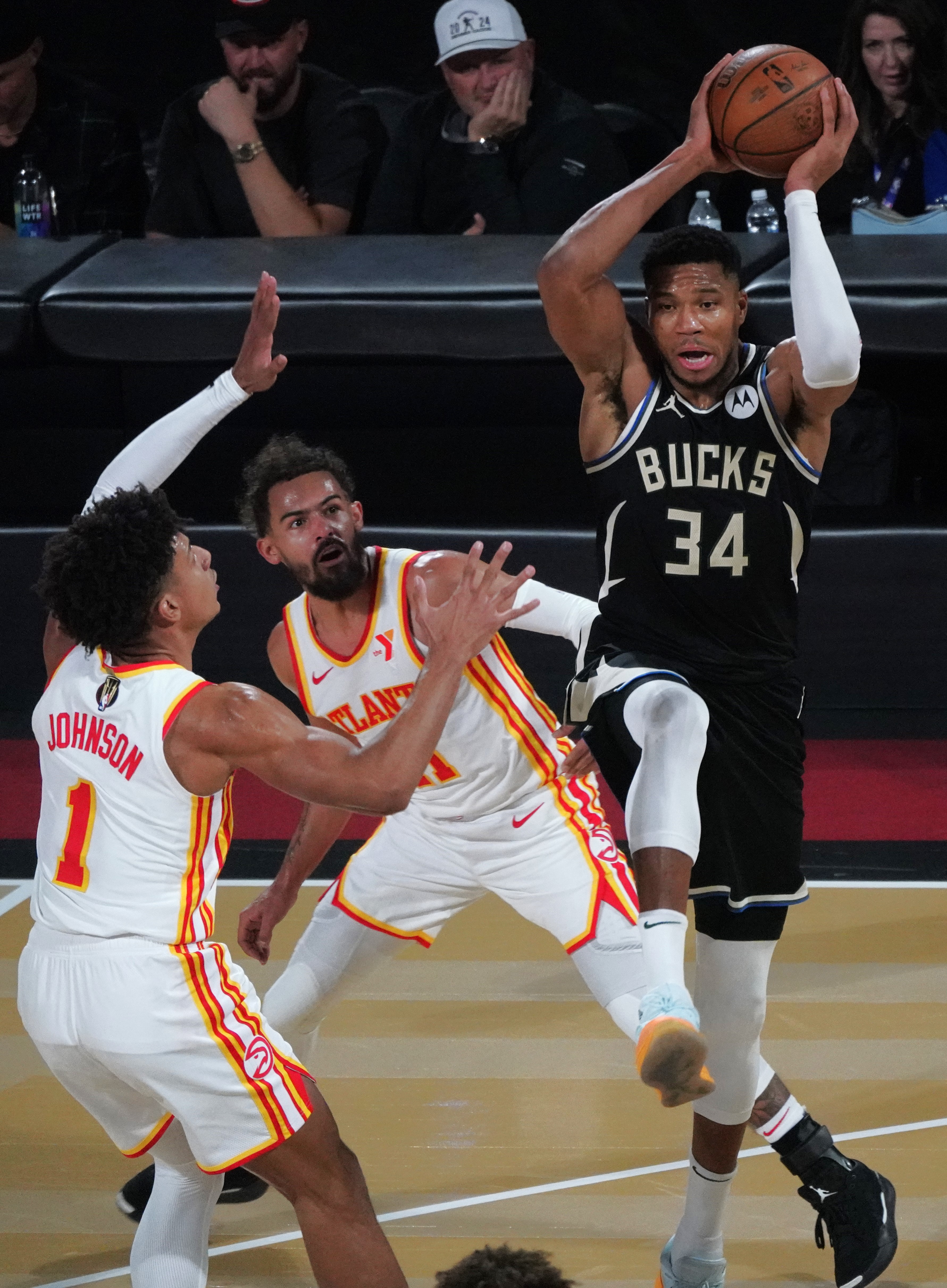 雄鹿遭火箭逆袭,哈登连砍+ 雄鹿遭火箭逆袭,哈登连砍+