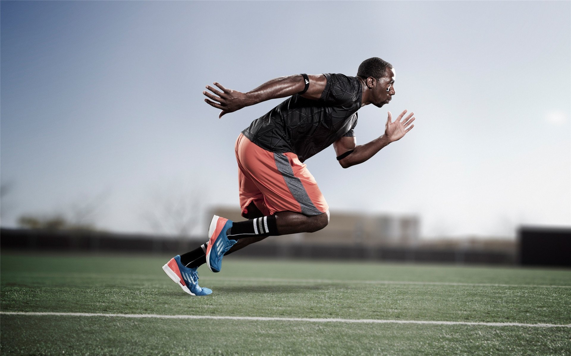 欧冠决赛之夜,布克连续得分拉开差距